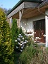 Vorderseite Haus mit Tulpenbaum